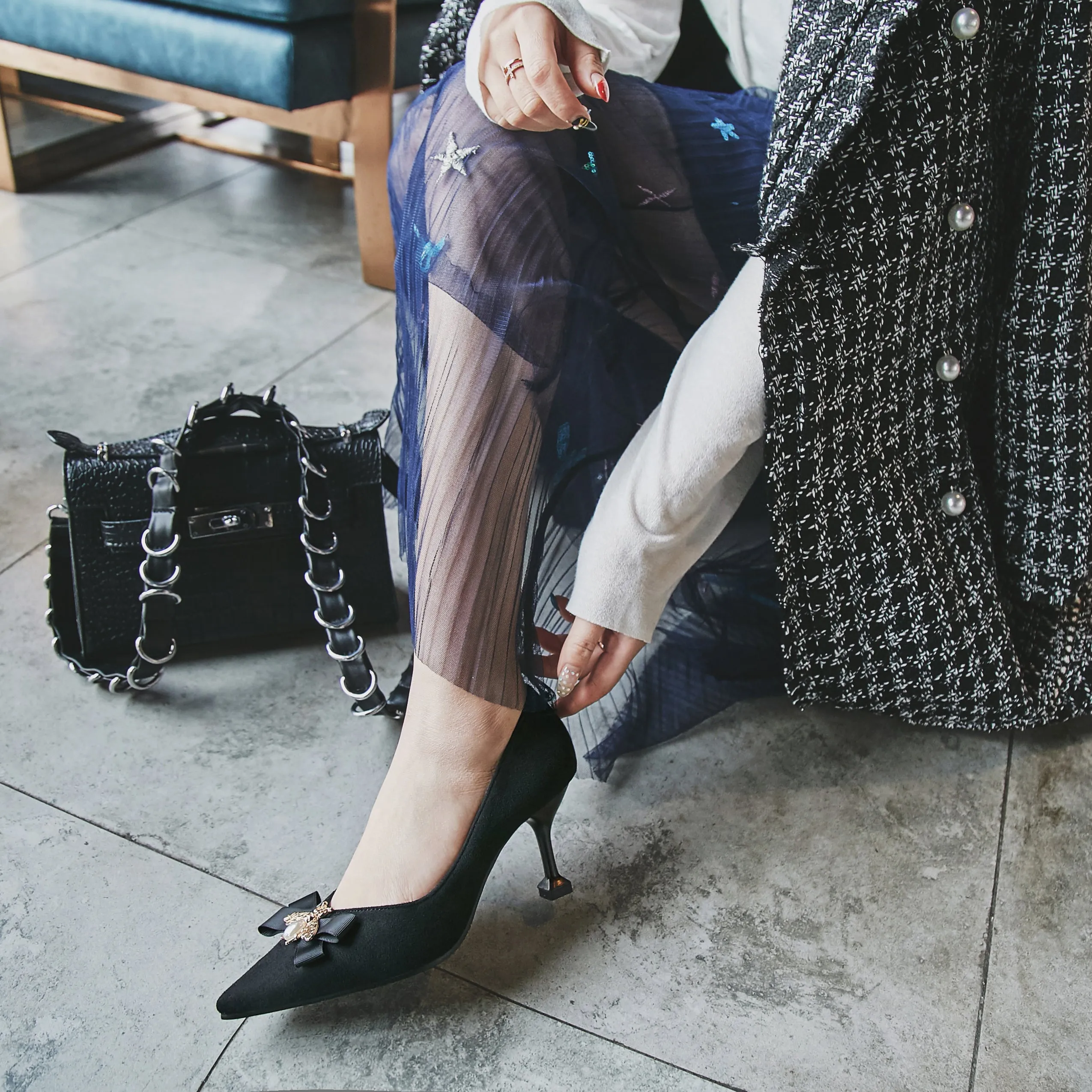 Bigsizeheels Velvet bow stilettos - Black