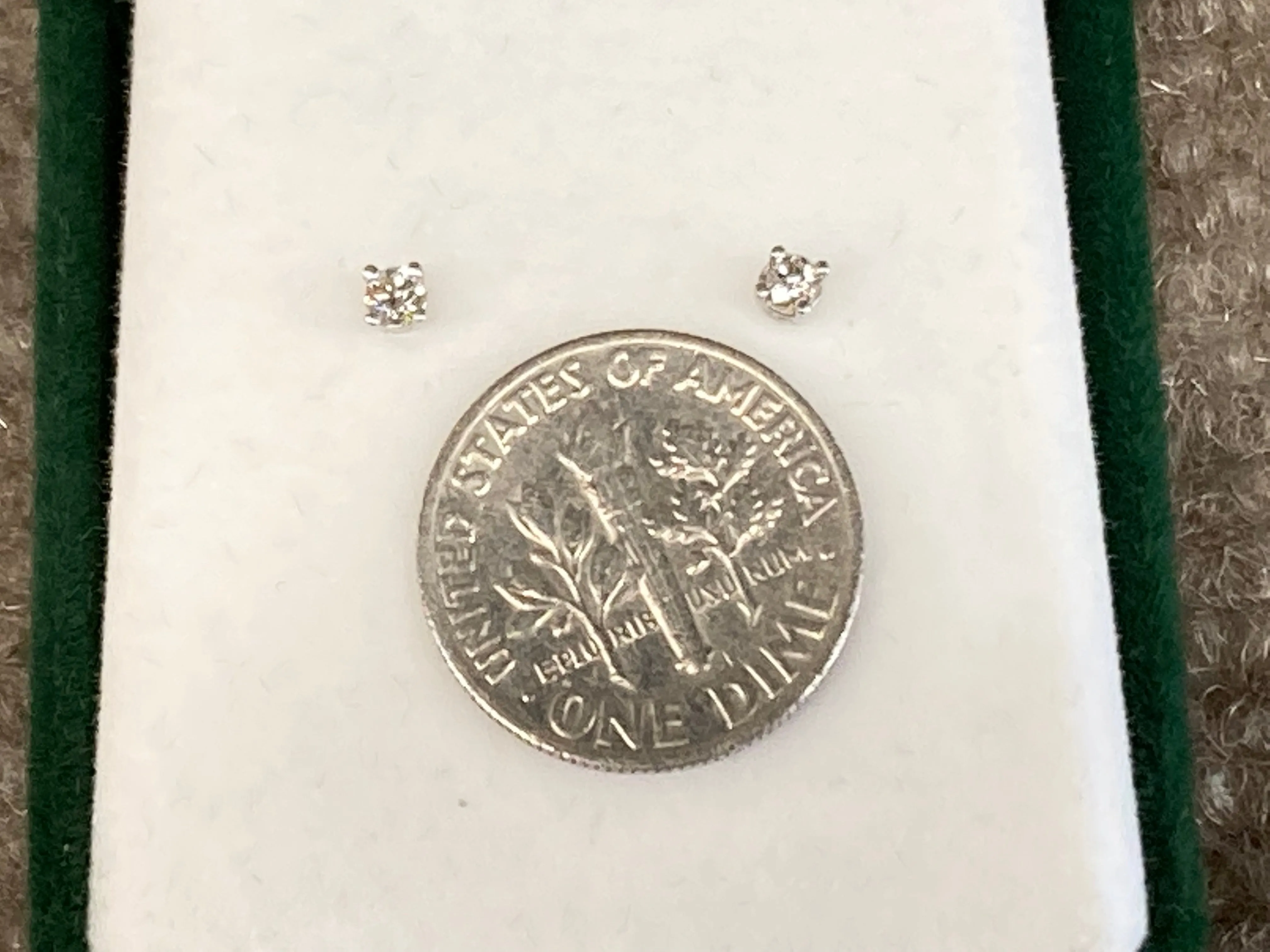 Diamond Stud Earrings 0.10 Carats White Gold