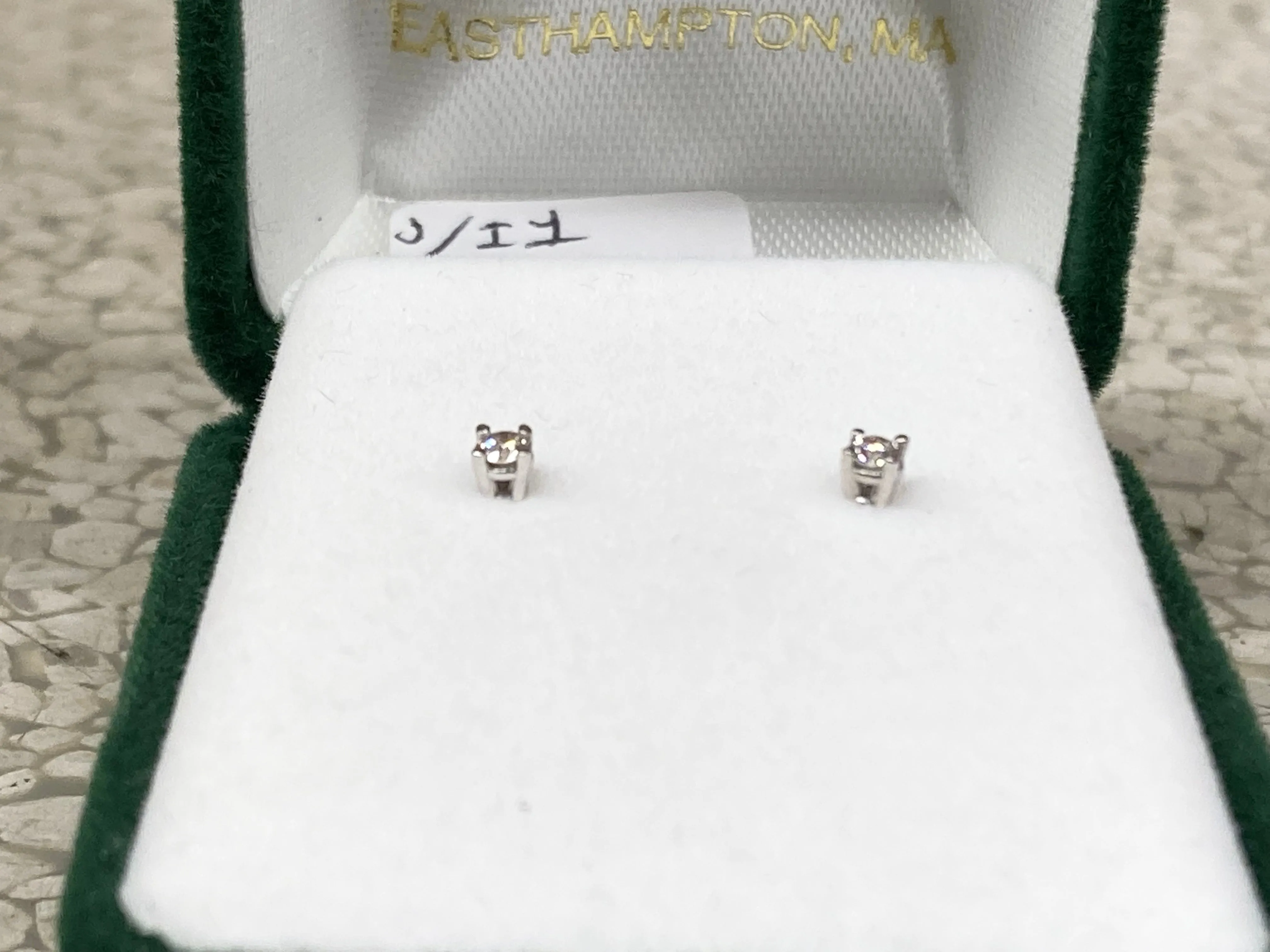 Diamond Stud Earrings 0.10 Carats White Gold