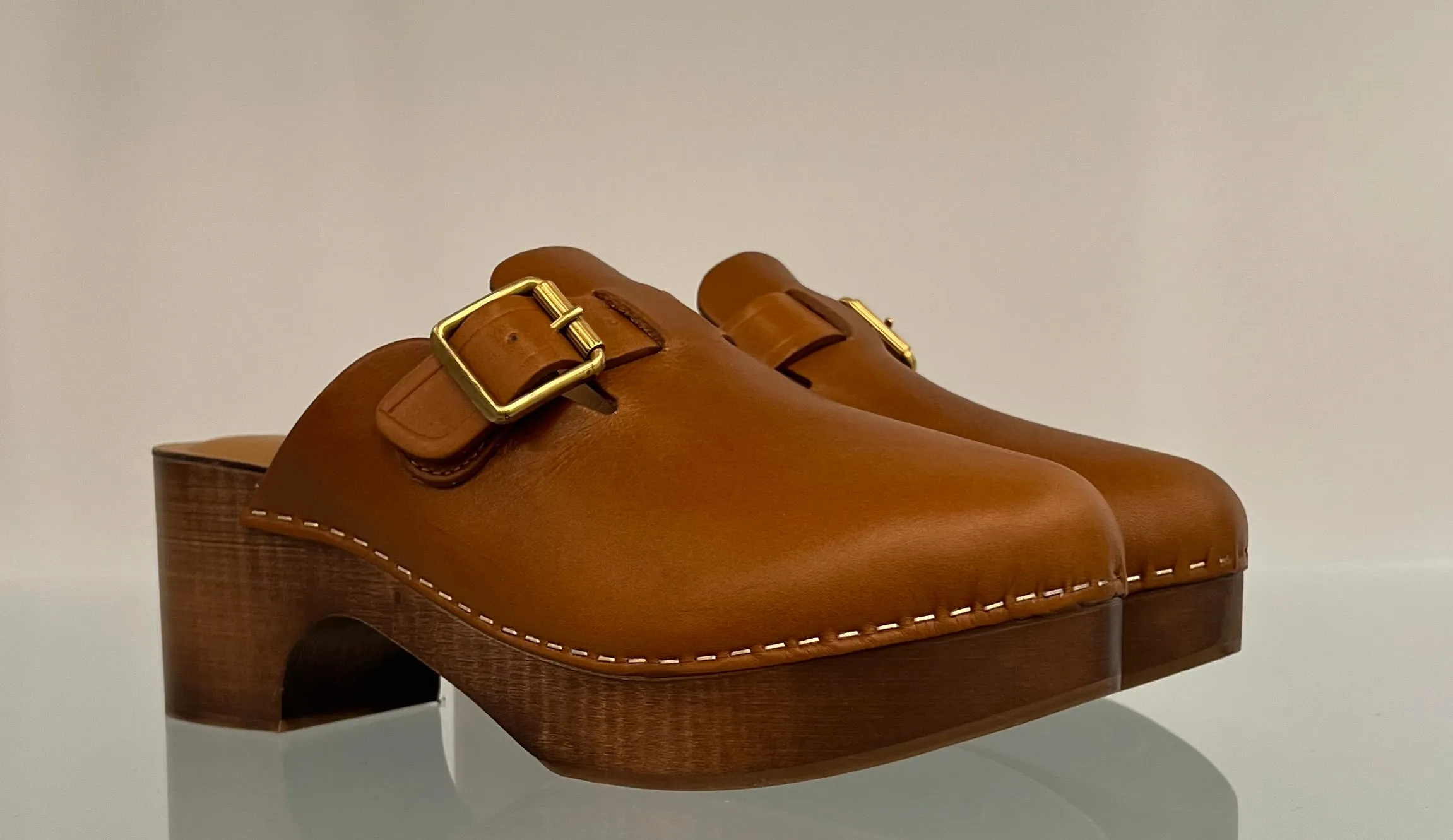 GWF00689F00575855455 Leather clog