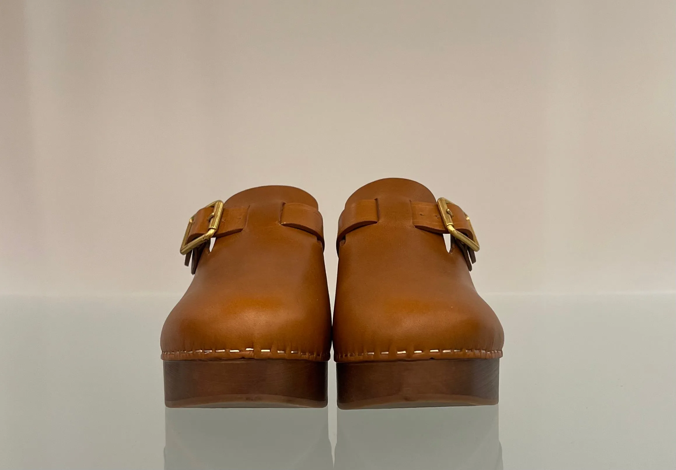 GWF00689F00575855455 Leather clog