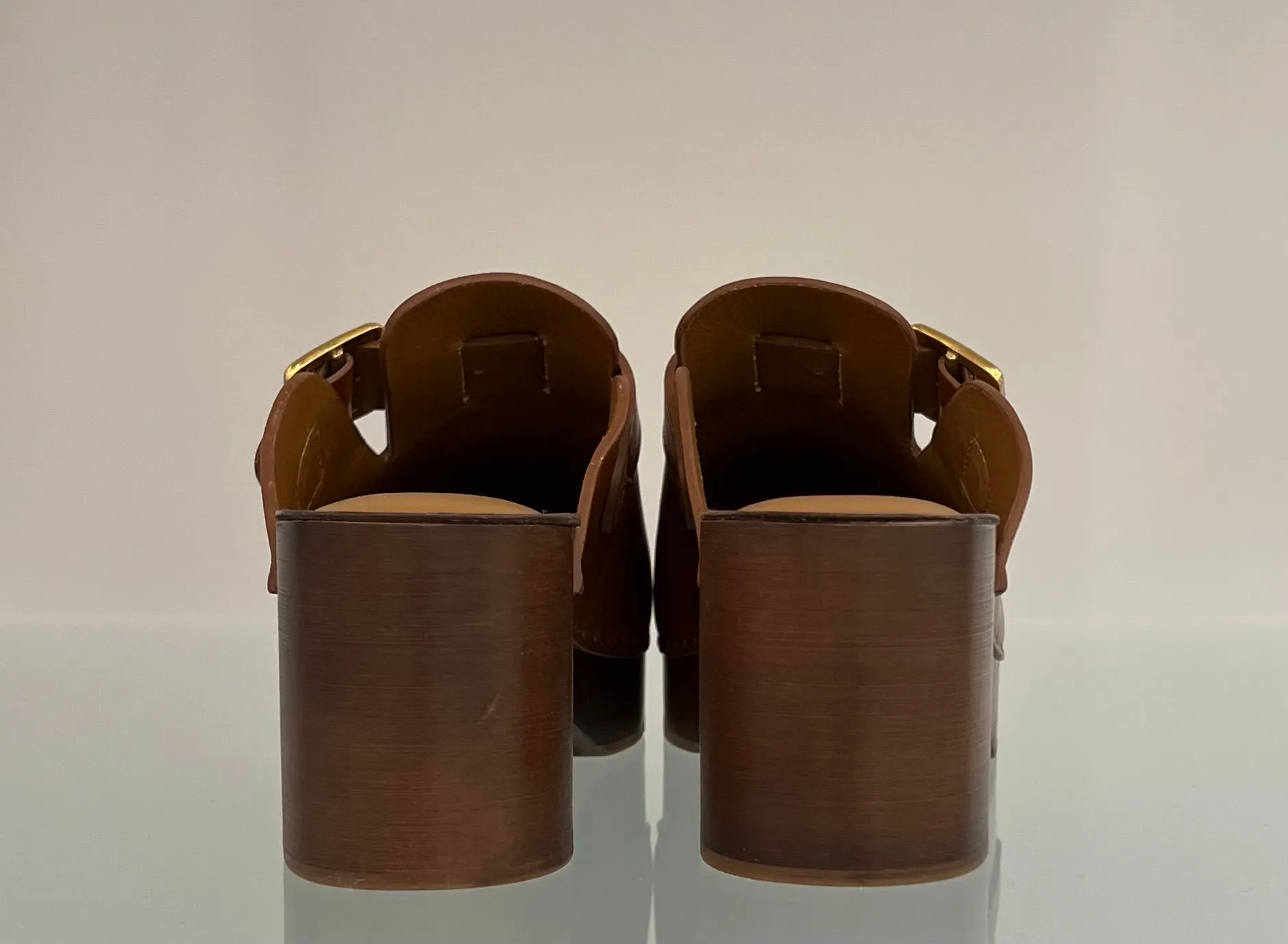 GWF00689F00575855455 Leather clog