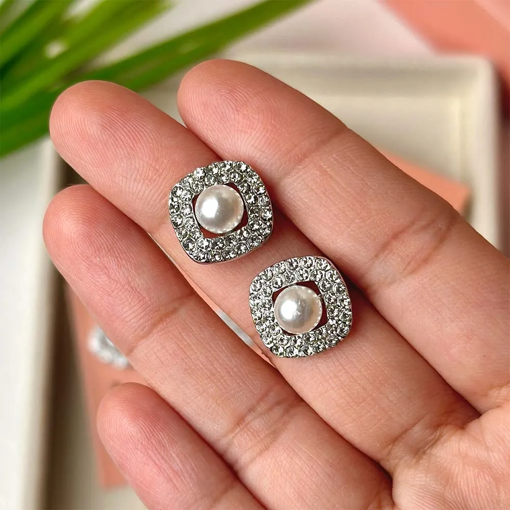 Pearl in a cube studs